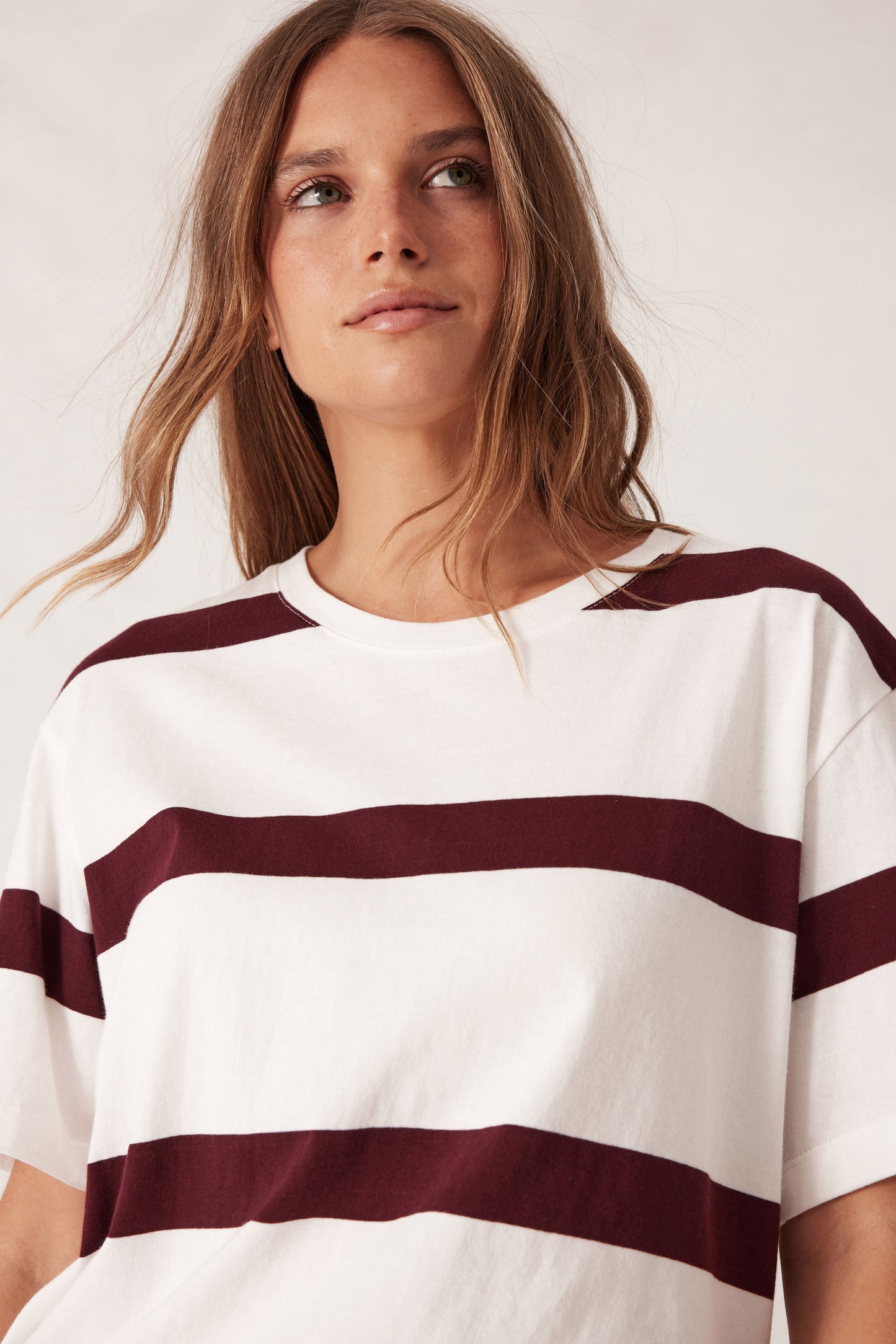 TEE STEVIE SLOUCHY - VANILLA/BURGUNDY