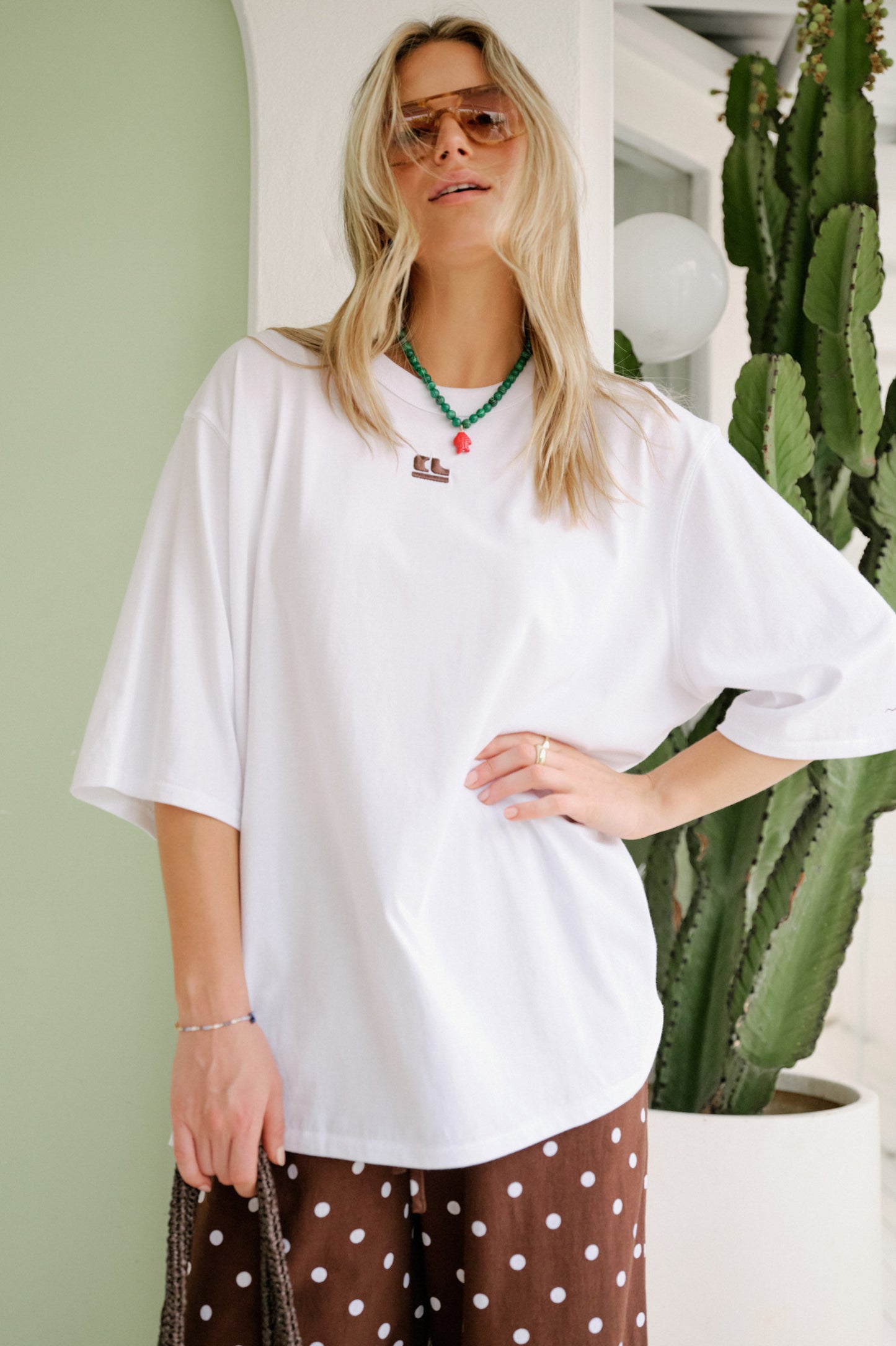 TEE LIV OVERSIZED - CHOC EMBROIDERY