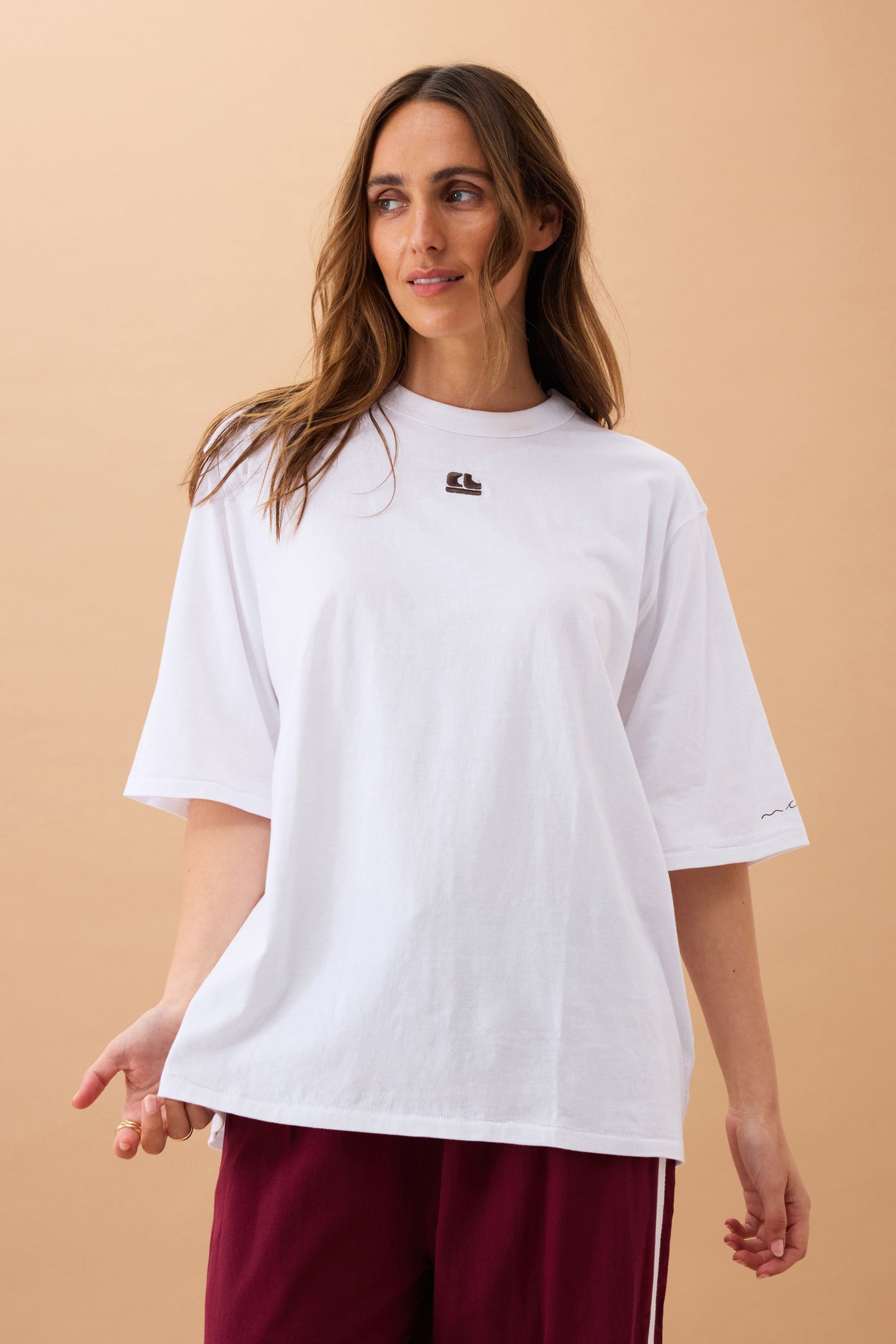 TEE LIV OVERSIZED - CHOC EMBROIDERY