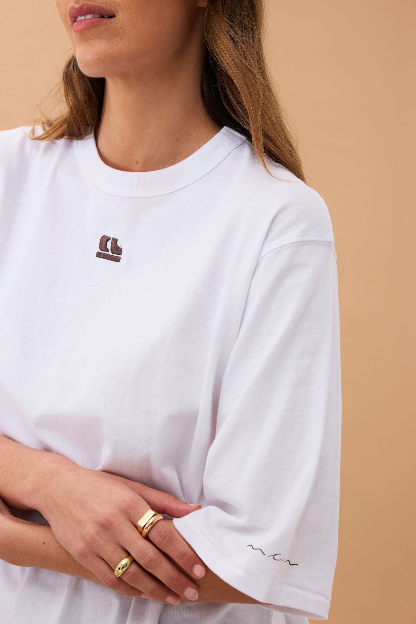 TEE LIV OVERSIZED - CHOC EMBROIDERY