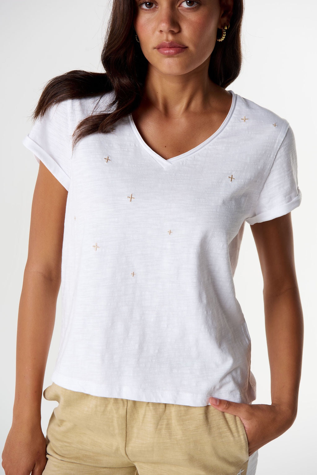 SHIRT EMBROIDERED V-NECK - WHITE/SAFARI